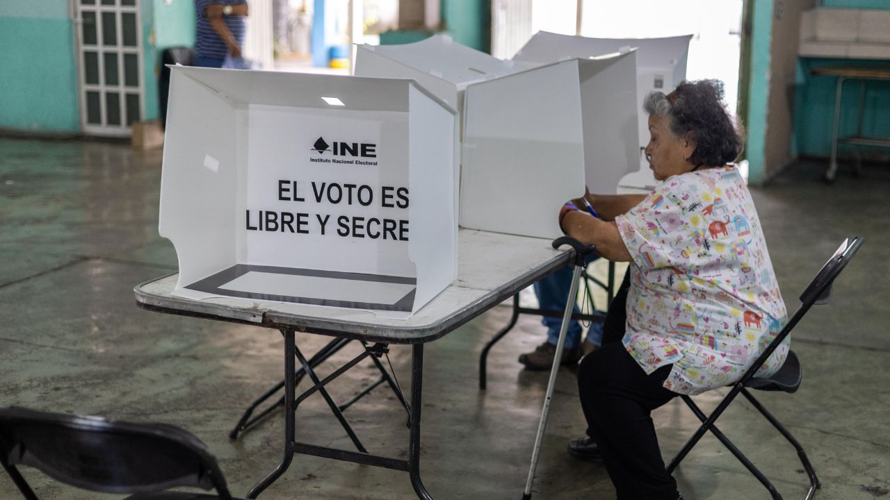 El exgobernador del Estado de México, Eruviel Ávila, acudió esta mañana a ejercer su derecho al voto en casilla de la colonia Ciudad Azteca