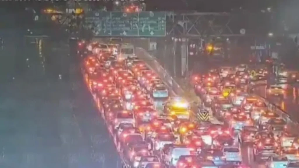 El viaducto Miguel Alemán presenta una severa afectación vial debido a que un tráiler se atoró en un bajopuente a la altura de Insurgentes.