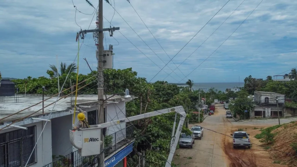 CFE  informó que ha restablecido un 78.1% la electricidad