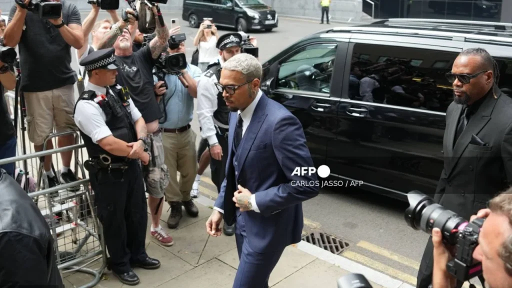 El cantante de R&B, Chris Brown, se declaró no culpable ante un tribunal de Londres, en un caso de agresión contra un productor en Londres.