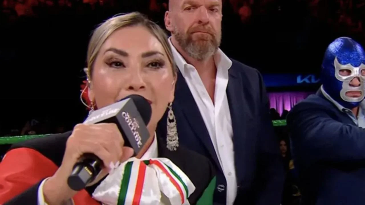 La cantante Deyra Barrera se equivocó en el Himno Nacional Mexicano en el WWE Worlds Collide.
