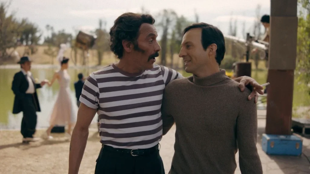 Pablo Cruz es el encargado de darle vida a Roberto Gómez Bolaños, mientras que su hijo Roberto Gómez Fernández actúa como el padre de Chespirito.