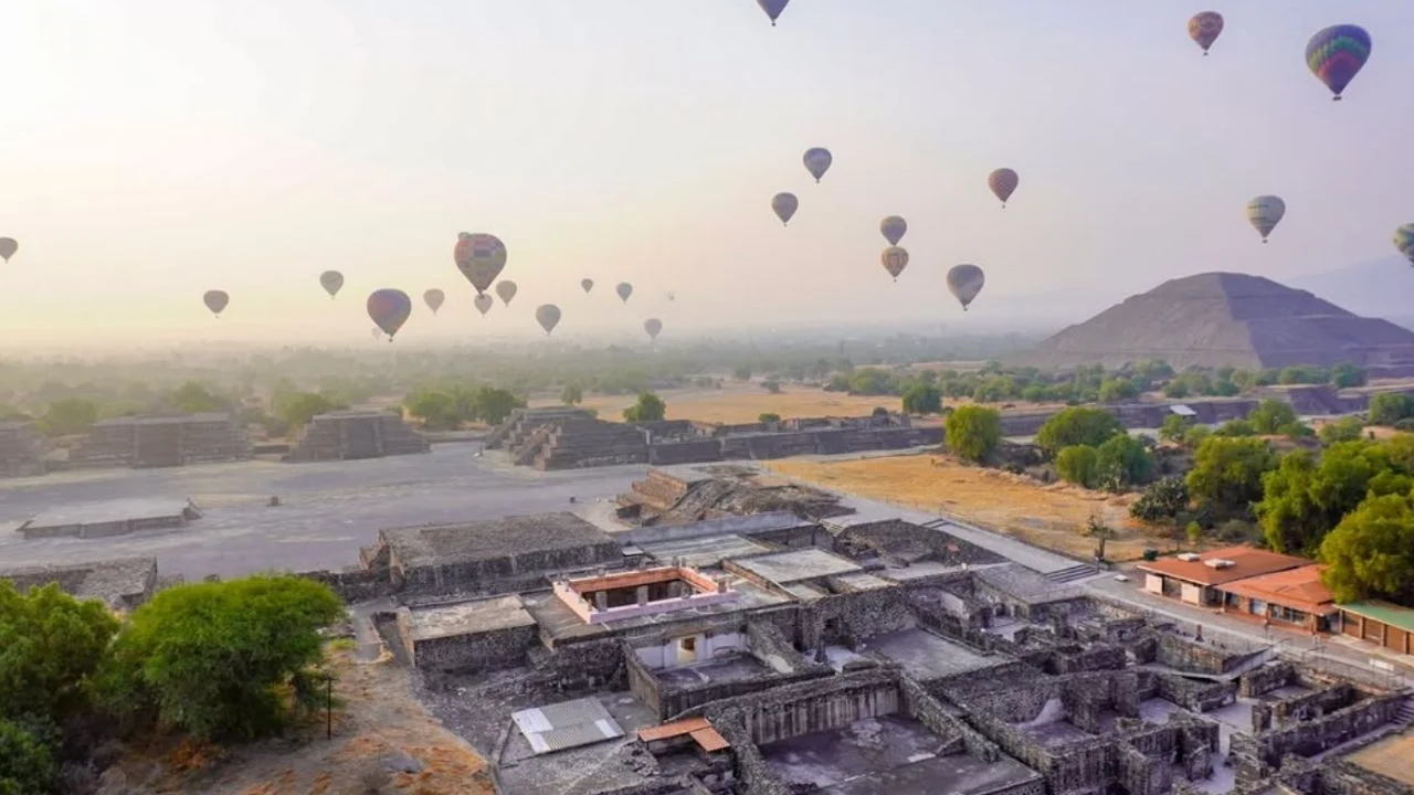 Un globo aerostático con pasajeros aterrizó de emergencia en Acolman, gracias a la pericia del piloto, el incidente no pasó a mayores.
