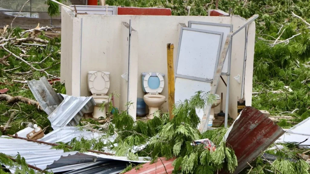 Un hombre se encuentra grave en un hospital luego de que el techo de su casa voló con él colgando durante el paso del huracán Erick.