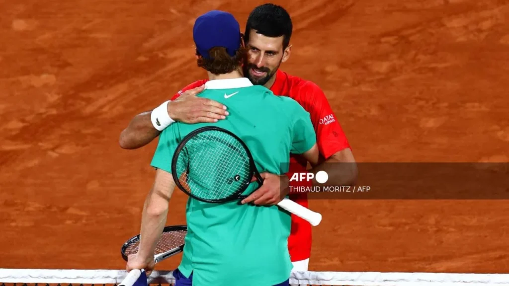 Sinner y Djokovic se abrazan tras finalizar el encuentro que favoreció al italiano.