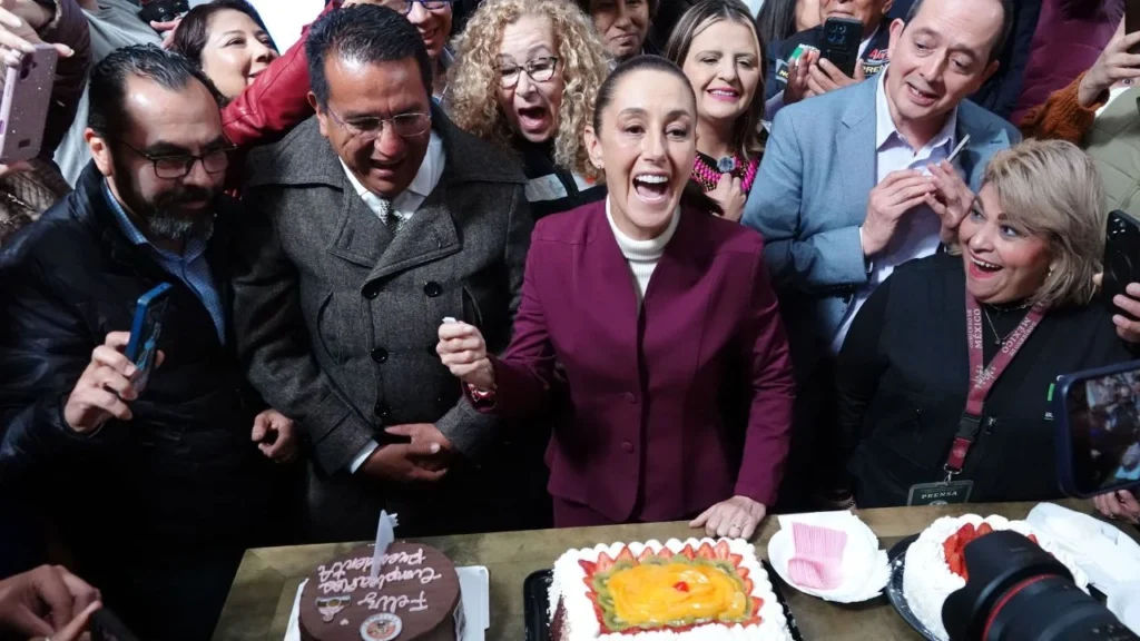 Claudia Sheinbaum con su pastel de cumpleaños