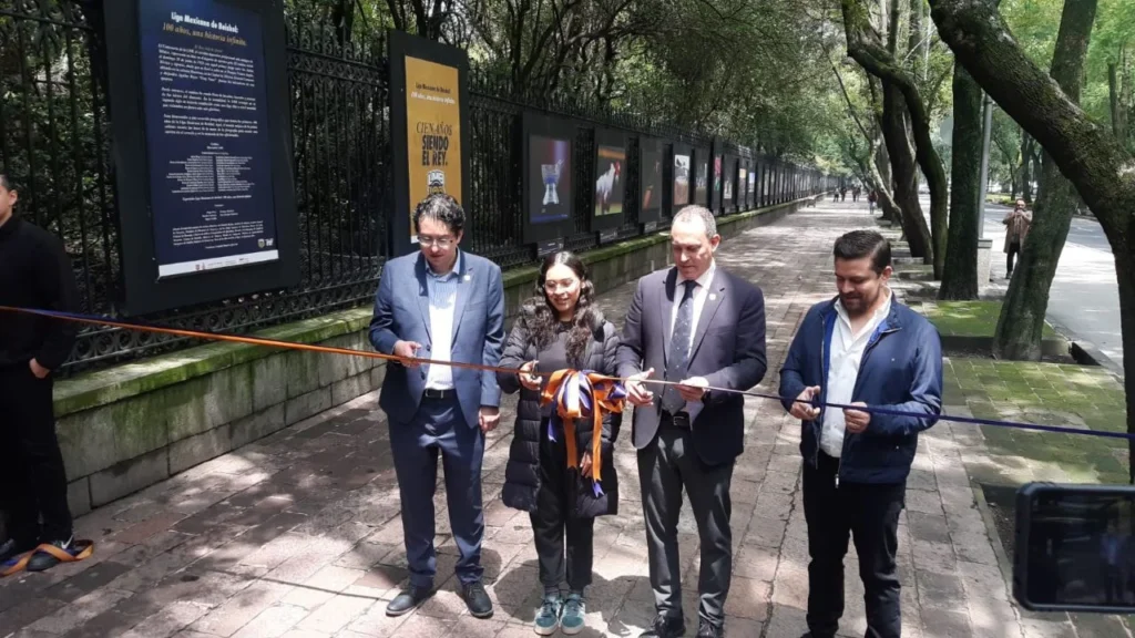 Como parte de los festejos por sus 100 años de historia, la LMB presentó una exposición fotográfica en el enrejado del Bosque de Chapultepec.