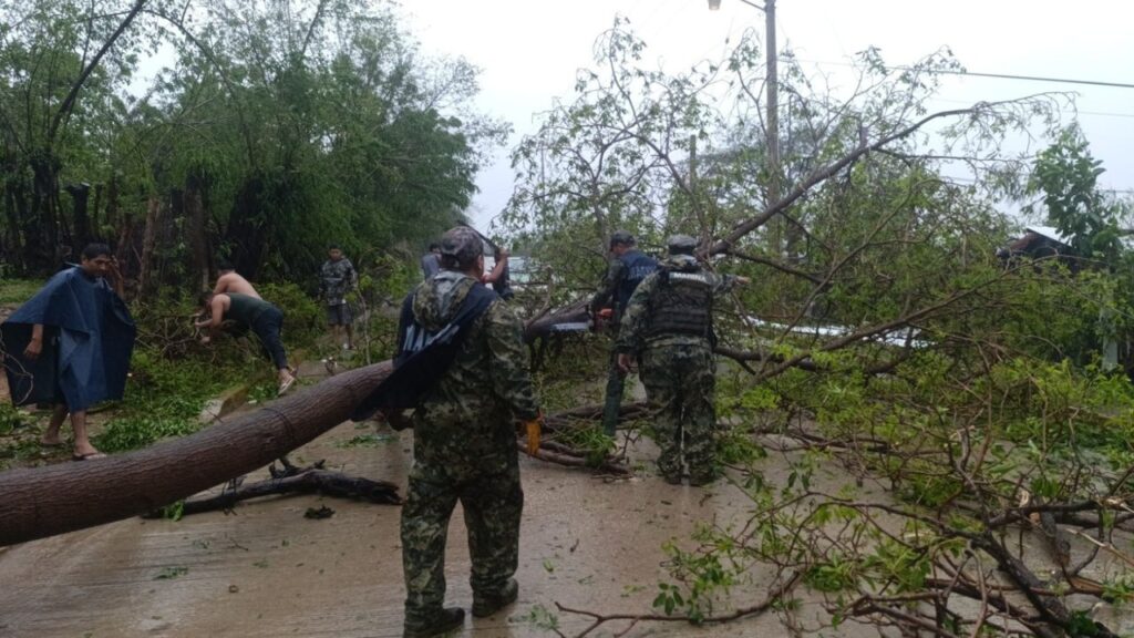 Tras el paso del huracán Erick en Oaxaca, la Armada de México aplica el Plan Marina en Pinotepa Nacional, Huatulco y Puerto Escondido.