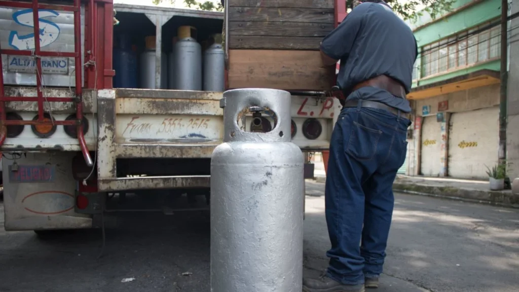 Repartidores de gas LP en México por calles de la capital del país.