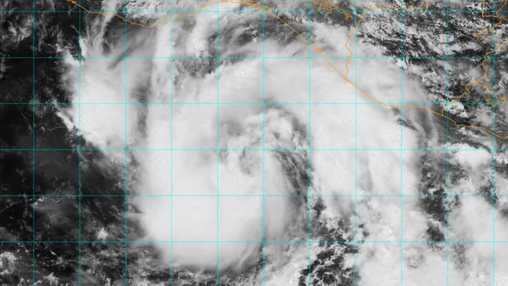La presidenta Sheinbaum pidió a Guerrero y Oaxaca estar alertas ante arribo de la tormenta tropical "Erick".