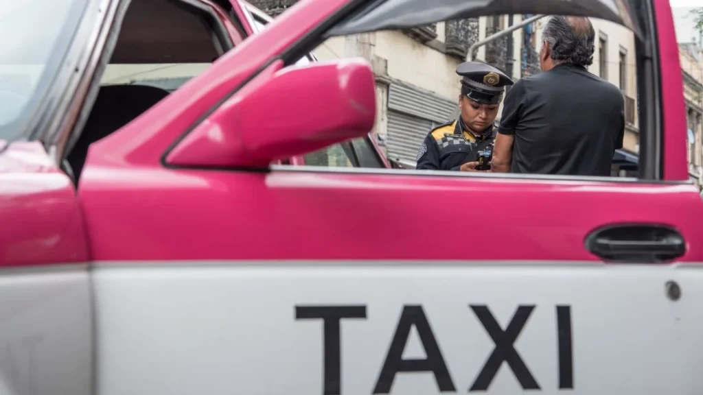 Decenas de taxistas salieron a las calles de la CDMX para manifestar su descontento contra las fotomultas.