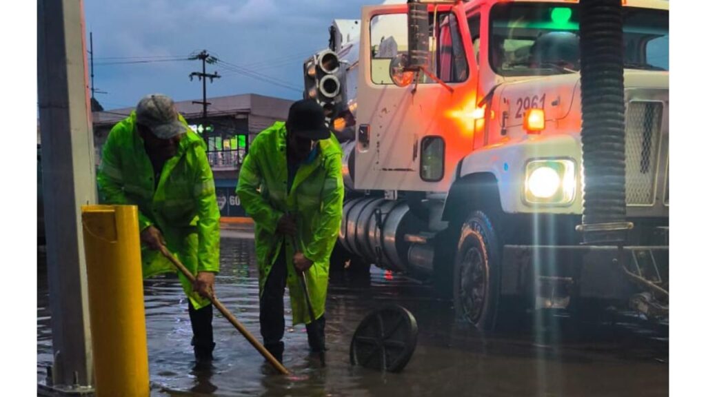 Trabajadores del ayuntamiento de Ecatepec realizan el desazolve de una coladera.