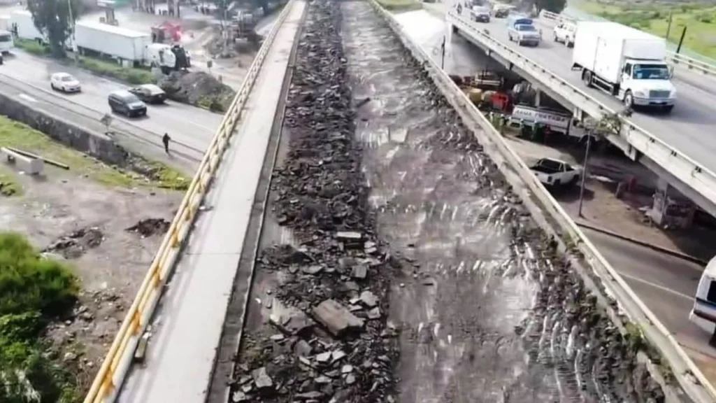 Cierre de 3 km en la Texcoco-Lechería tras reforzamiento de puente vehicular
