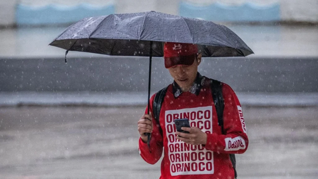 De acuerdo con el clima, hoy tendremos chubascos tormentosos con cielo parcialmente nuboso y lluvia débil