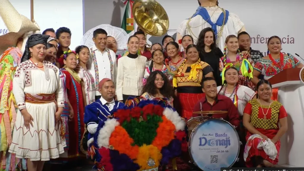 Los representantes de los 16 pueblos y comunidades indígenas y afromexicanos de Oaxaca junto a Claudia Sheinbaum en la Mañanera del Pueblo 