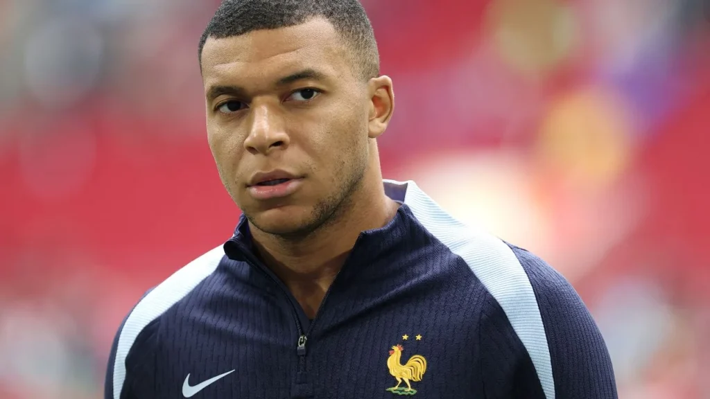 Inician investigación contra El delantero francés del Real Madrid, Kylian Mbappé,  por cheques a policías 