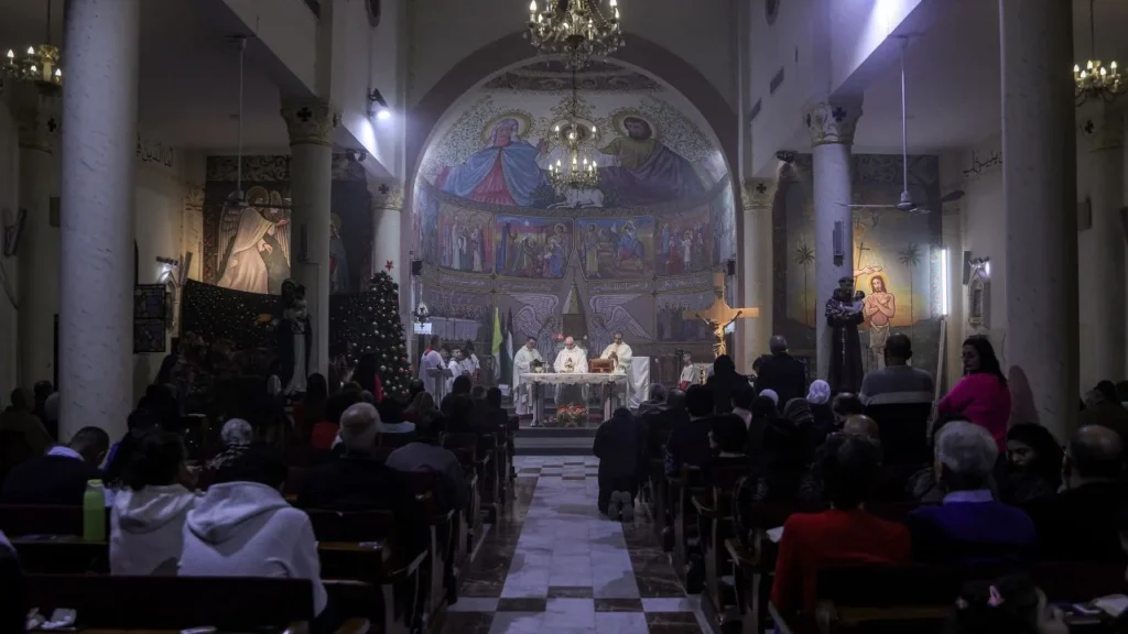 Hieren al padre Gabriel Romanelli, párroco de la Iglesia Católica Romana de la Sagrada Familia, tras bombardeo israelí
