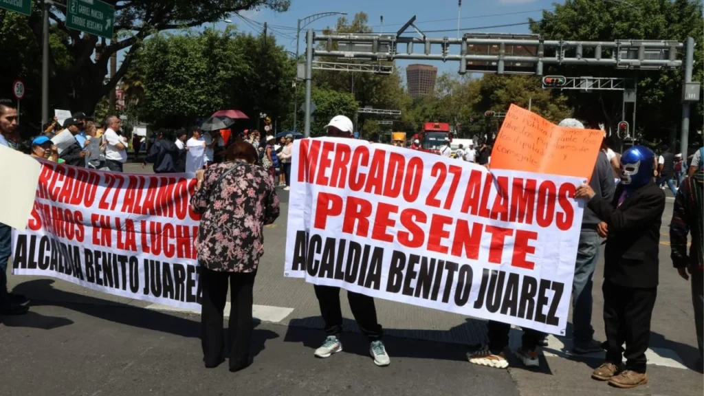 Esta miércoles, comerciantes de mercados públicos de la CDMX implementaron bloqueos en diversos puntos de la capital