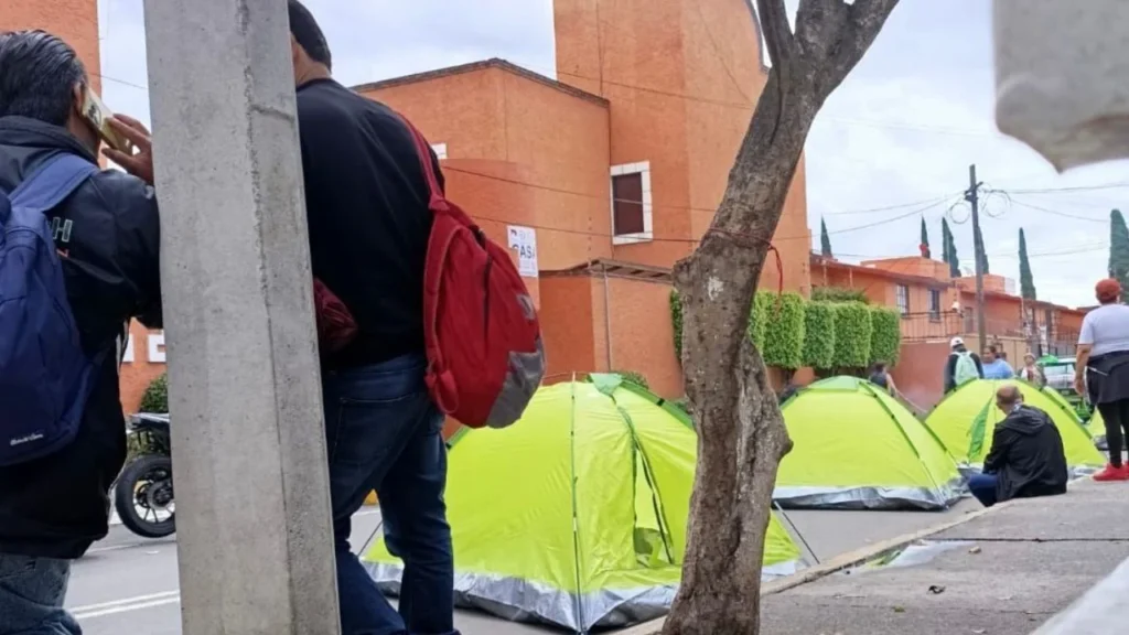 Mantienen plantón al exterior del IECM