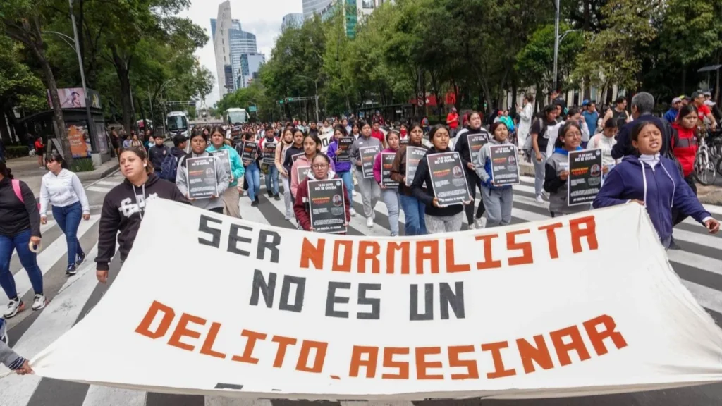 Padres de normalistas de Ayotzinapa se reúnen con Sheinbaum