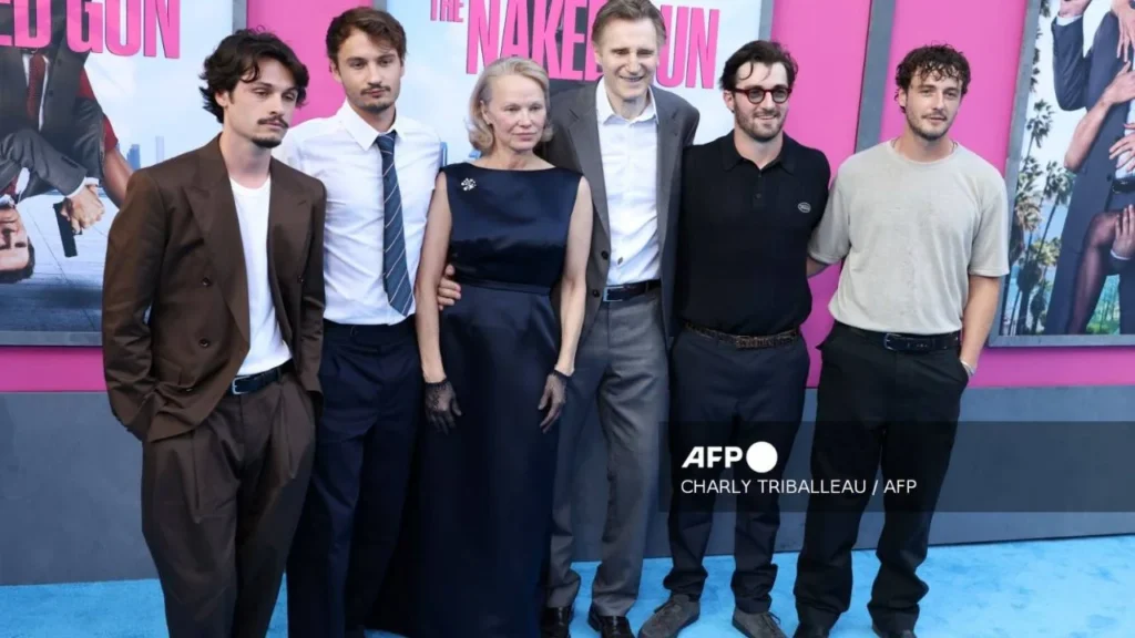 La actriz canadiense-estadounidense Pamela Anderson y sus hijos Brandon Thomas Lee (izq.) y Dylan Jagger Lee (segunda izq.) posan con el actor británico Liam Neeson (tercera izq.) y sus hijos Daniel Neeson y Michael Neeson en el estreno estadounidense de "The Naked Gun"