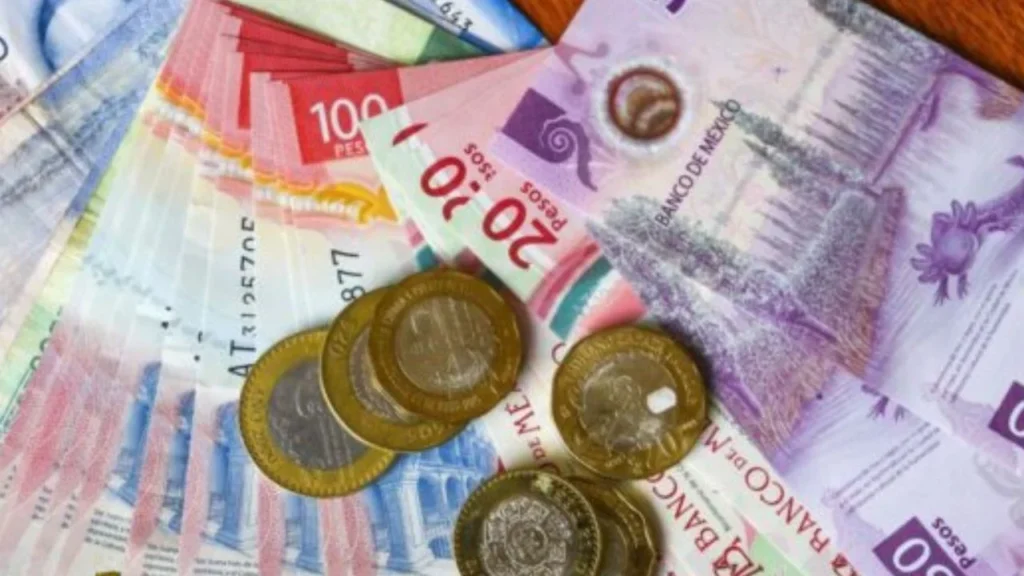El salario mínimo establece un ingreso base legal por el trabajo desempeñado.