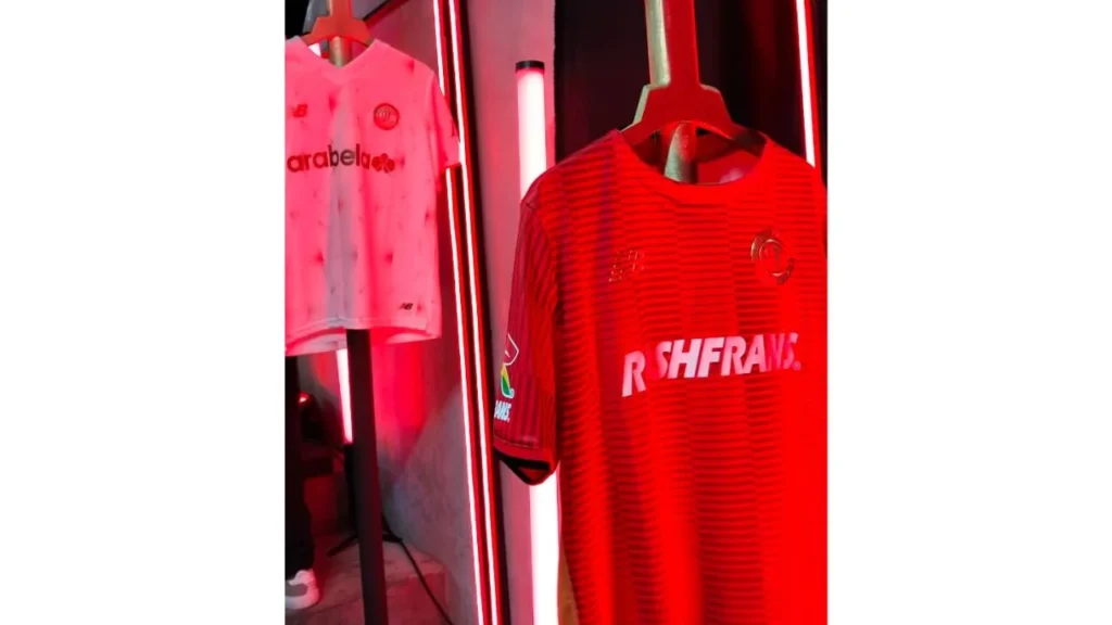 Con un diseño sobrio, con el rojo institucional como principal referencia y tonalidades en un rojo quemado con rayas horizontales, este modelo de local tiene únicamente una estrella dorada encima del escudo del Toluca