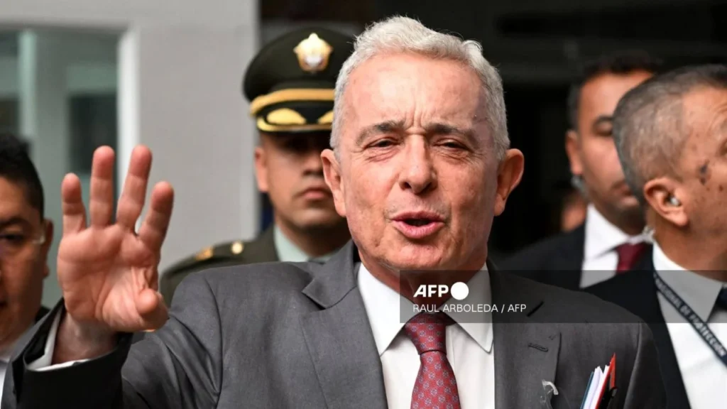 Declaran culpable de soborno en juicio a Álvaro Uribe, expresidente de Colombia.