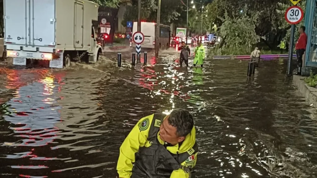 La Secretaría del Agua informó que se reportan 55 encharcamientos y 15 viviendas afectadas en la CDMX por fuertes lluvias.