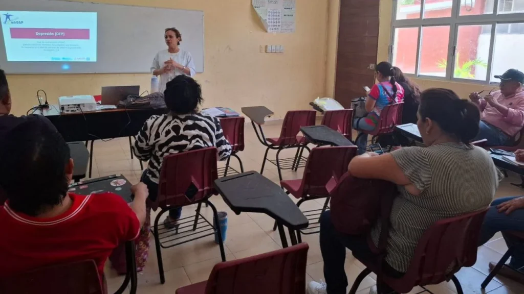 Personal del CECOSAMA visita telesecundarias para orientar a alumnos y maestros en detección de conducta suicida y adicciones en Candelaria.