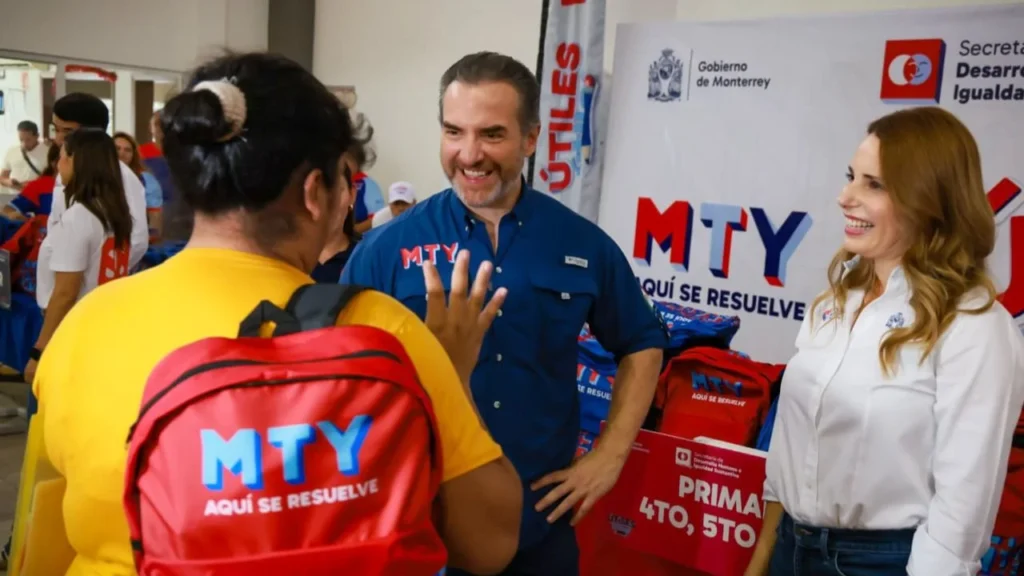 El Ayuntamiento de Monterrey invitó a padres de familia a recoger útiles escolares.