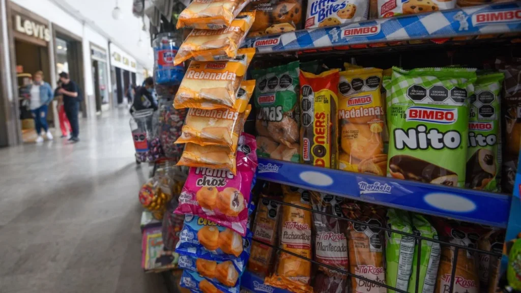 Grupo Bimbo aseguró que el 99% de insumos están libres de colorantes artificiales.