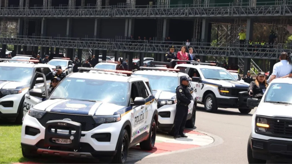 Brugada presenta 3 mil 500 nuevas patrullas para la CDMX.