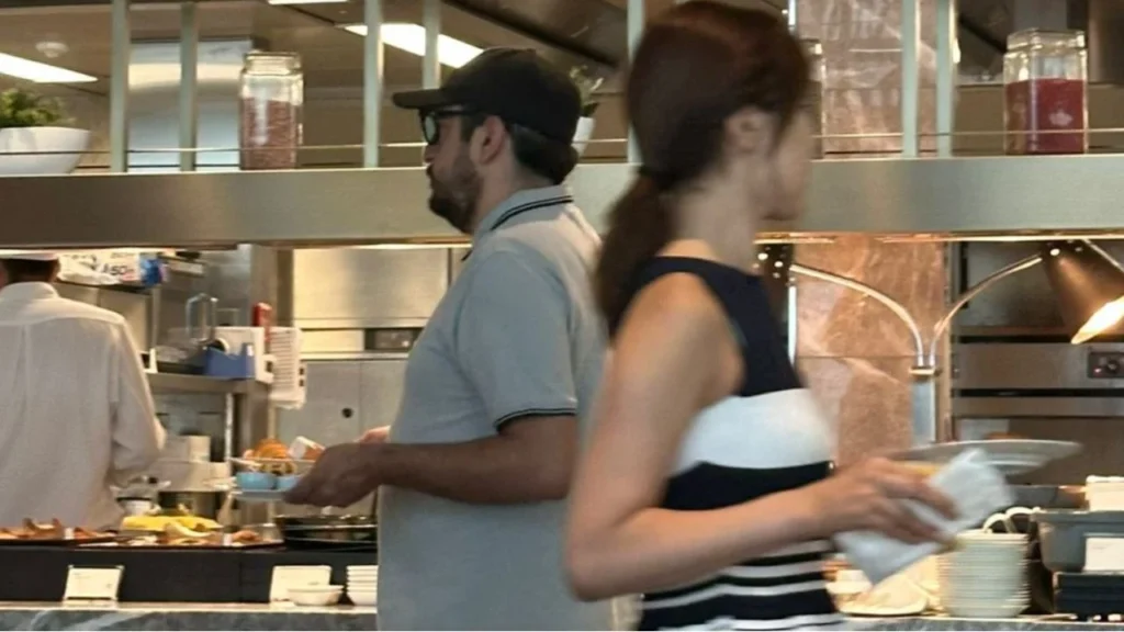 De acuerdo con el periodista Claudio Ochoa, Andy López Beltrán fue captado cuando desayunaba en un hotel de lujo en Tokio con Daniel Asaf.