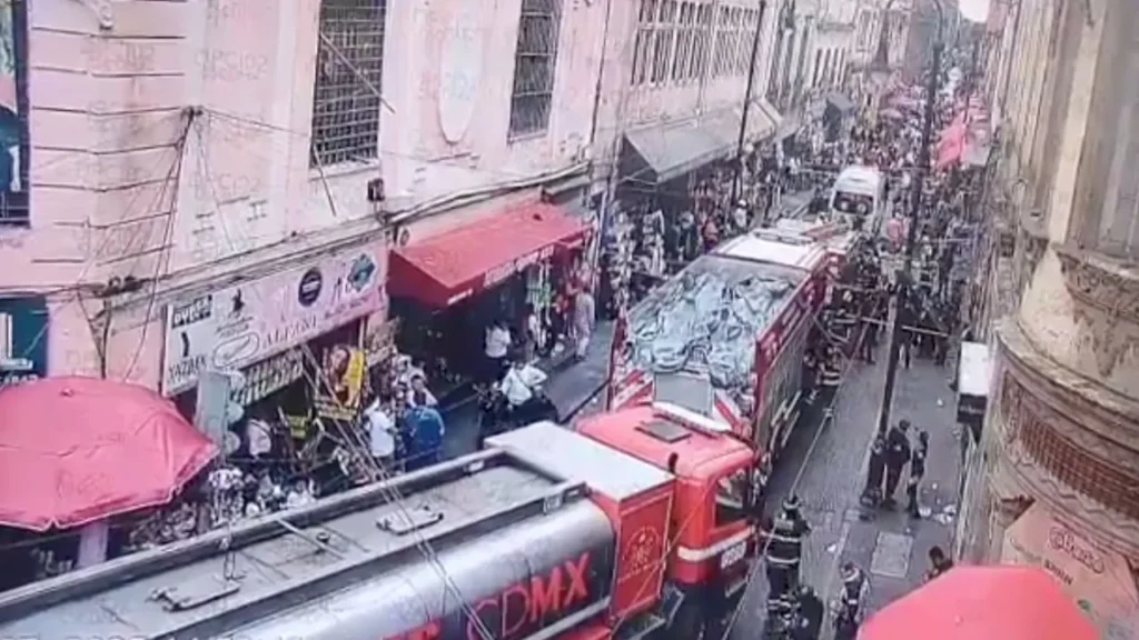 Autoridades evacuaron a al menos 30 personas para salvaguardar su integridad y acordonaron la zona del incendio en el Centro Histórico. 
