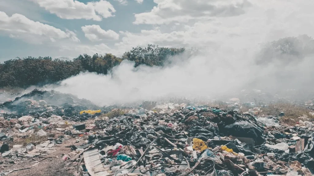 La situación es tal que el humo es constante y los recicladores locales no pueden ingresar al sitio para recuperar materiales útiles y reducir el volumen de residuos.