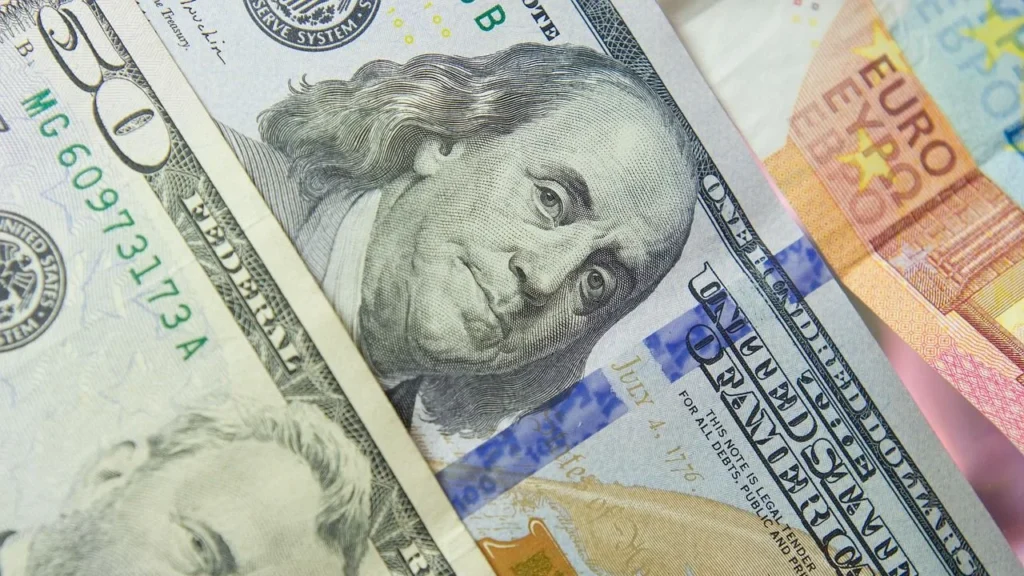 ¿Cuánto cobran los bancos en México por transferencias internacionales?