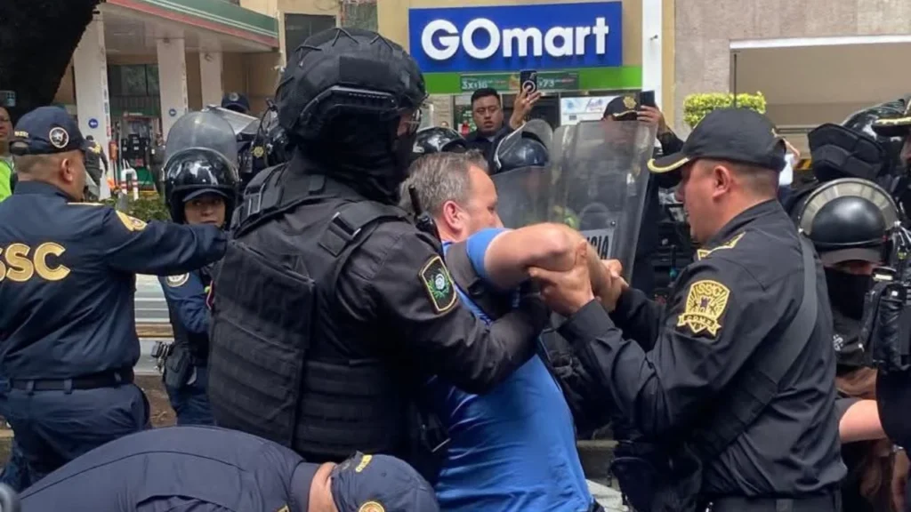 Policías capitalinos desalojan con violencia a trabajadores del IMSS Bienestar en CDMX.