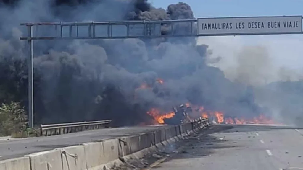 una pipa volcada sobre la carretera nacional Victoria-Monterrey explotó