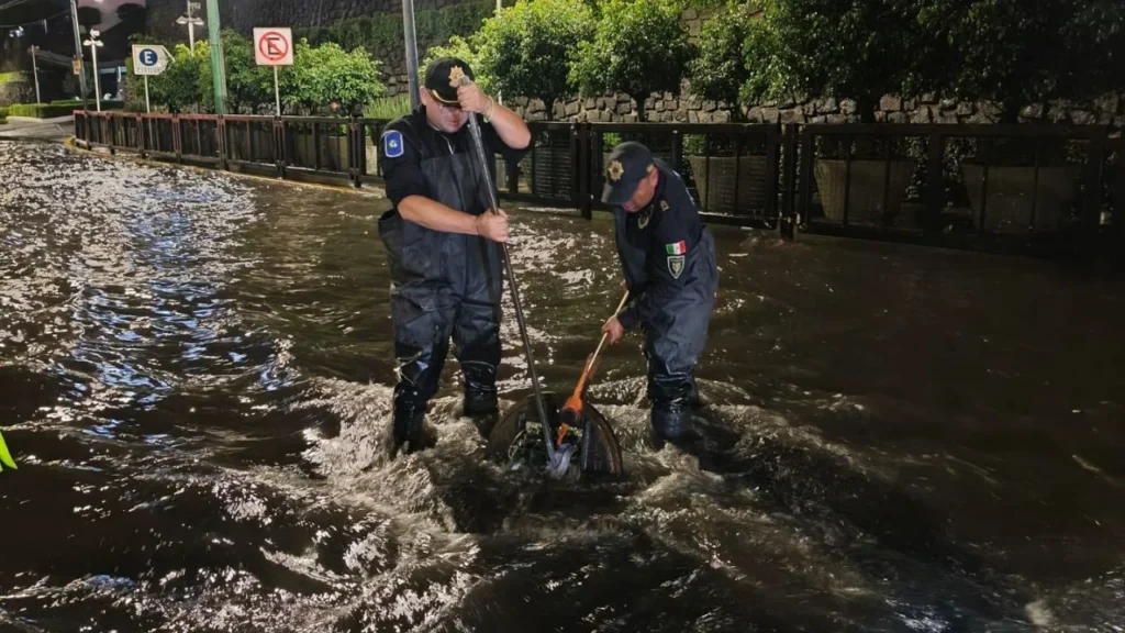 Auxilian a automovilistas ante encharcamientos por fuertes lluvias en la CDMX.