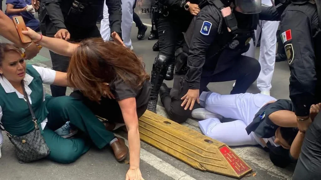 Trabajadores de la salud tenían acordada una reunión con las autoridades del IMSS-Bienestar, pero la policía los retiró de manera violenta.