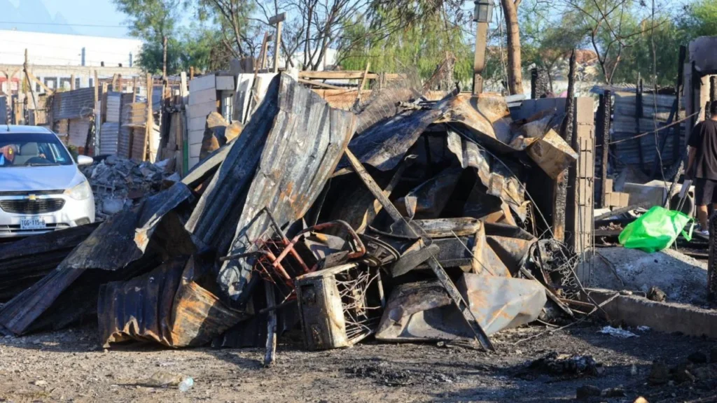Por instrucción del alcalde Adrián de la Garza, el Gobierno de Monterrey entregó  apoyos a los habitantes de la colonia afectada por incendio.