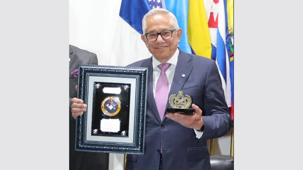 Jorge Gaviño Ambriz cuenta con estudios en Derecho y una amplia trayectoria en el servicio público tanto de la CDMX como federal.