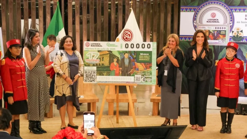 En el Anahuacalli, se realizó la develación del billete del Sorteo Superior 2851 de Lotería Nacional en honor a Frida Kahlo y Diego Rivera.