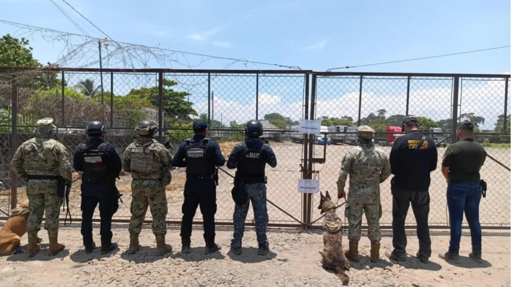La operación conjunta se desplegó en Ciudad Hidalgo, Chiapas donde aseguraron 150 bidones con posible diesel producto del huachicol.