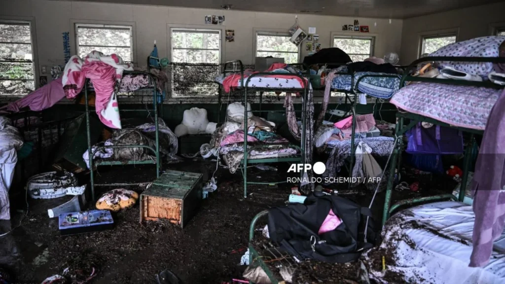 El saldo de personas muertas por inundaciones en Texas llegó a 50, mientras que no hay rastro de las 27 niñas desaparecidas en campamento.
