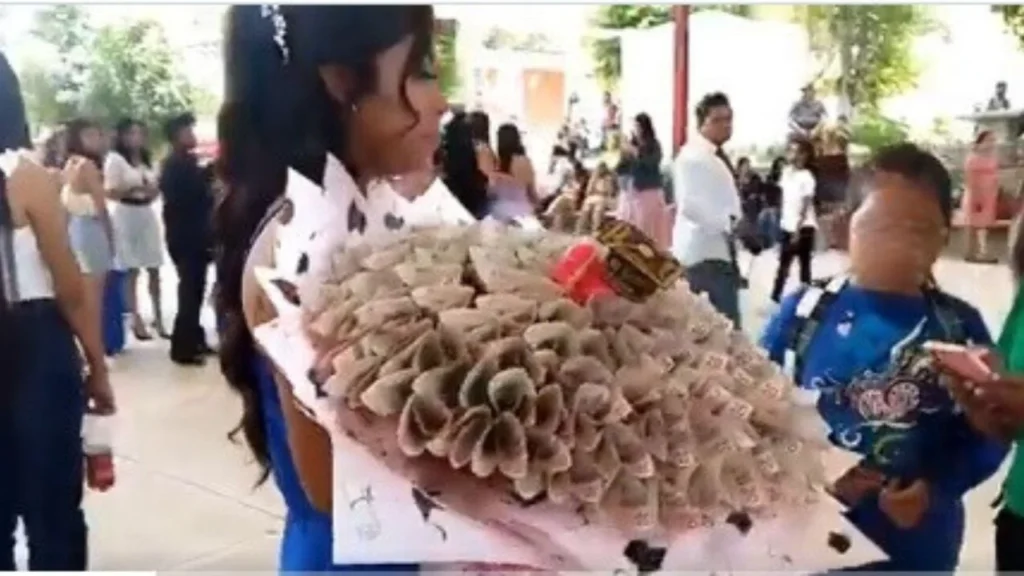 Además de la niña que recibió un becerro por su graduación, a otra estudiante le dieron un ramo de billetes de 20 pesos, también en Puebla. 