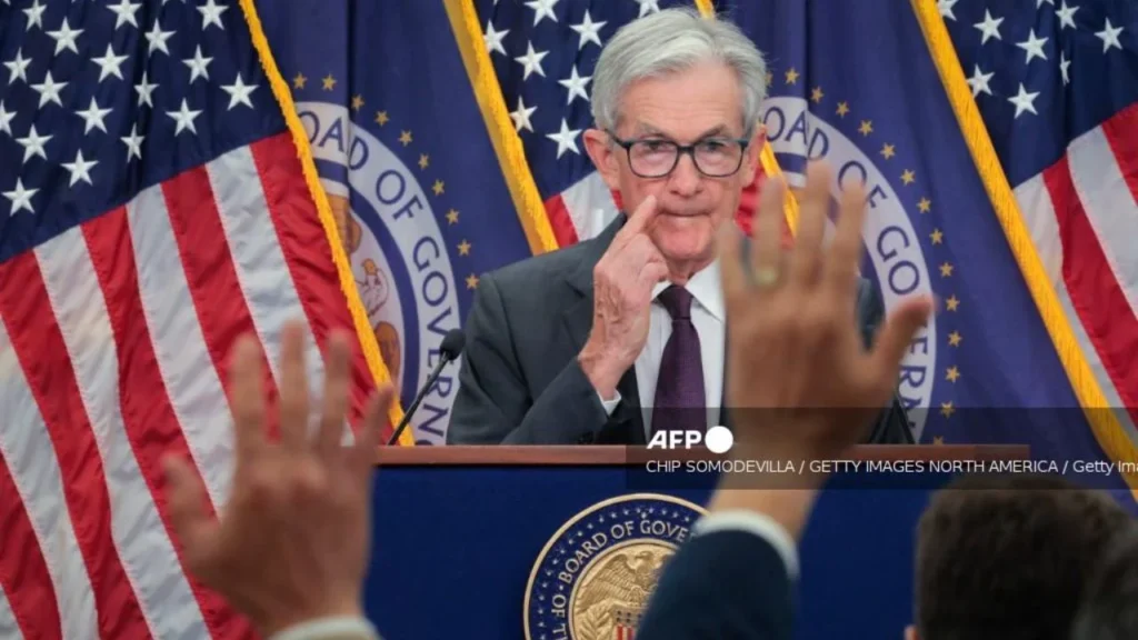 La FED mantuvo las tasas de interés de referencia en un rango entre el 4.25% y el 4.50% pese a que Trump quiere que se reduzcan.