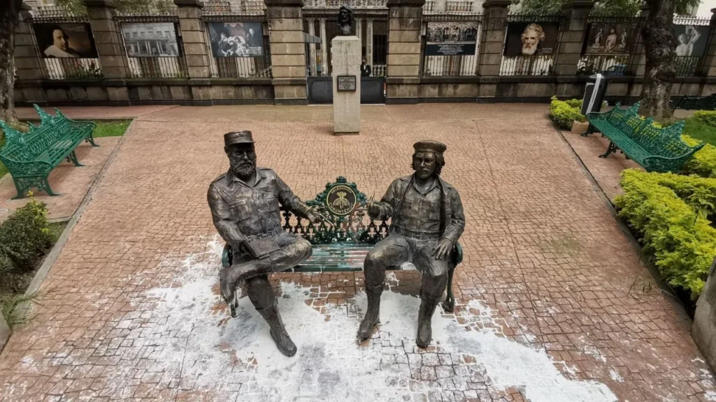 El Gobierno de CDMX Informó que debió avisarse al Comité de Monumentos y Obras Artísticas en Espacios Públicos para la remoción de la escultura.