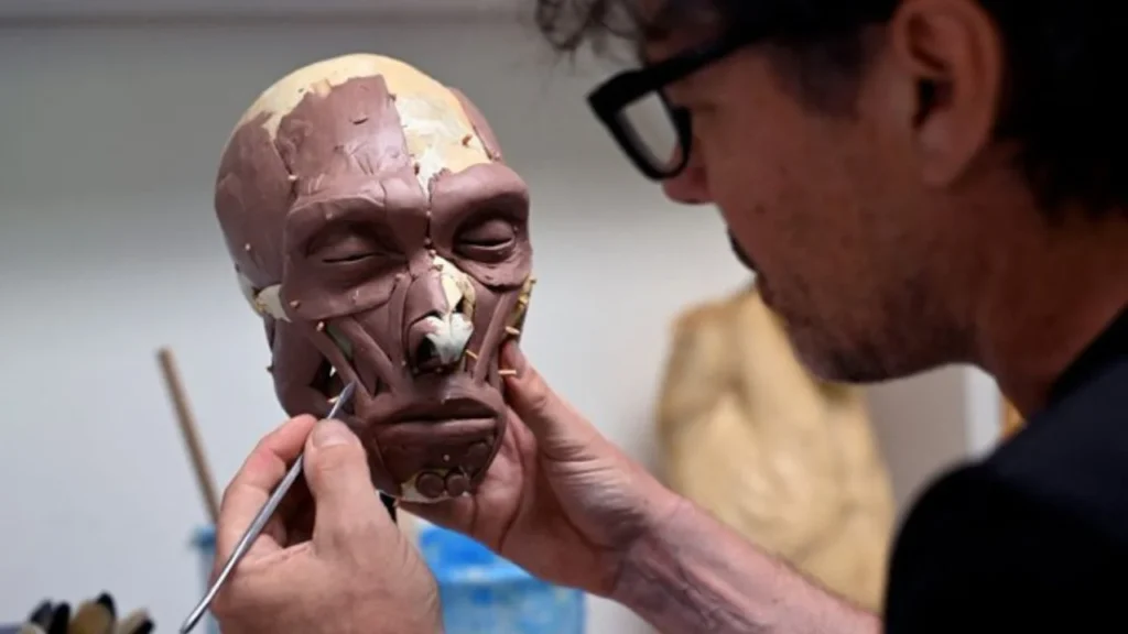 Científicos y artistas reconstruyen el busto de Mos'anne -una mujer que vivió hace unos 10 mil 500 años- en la universidad de Gante, en Bélgica.